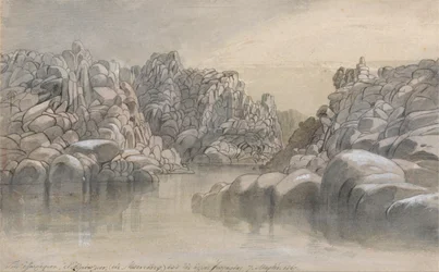 Flussdurchgang zwischen halb kahlen Felsklippen